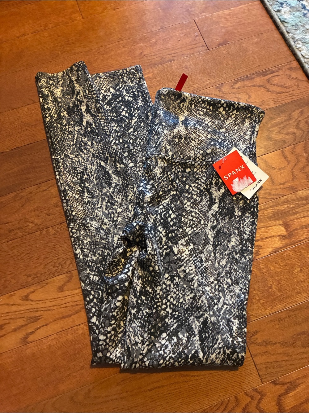 SPANX size medium Faux grey Snake-Pattern shine Leggings in Black and White NWT
